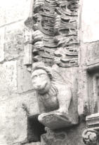 Il leone di sinistra a sostegno della cornice dell'arco (foto Biccari)