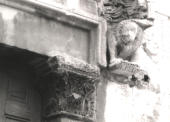 Il leone alla destra del portale a sostegno della cornice dell'arco (foto Biccari)