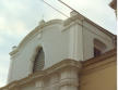 Il secondo ordine della chiesa, sensibilmente rientrato rispetto alla marcata cornice mistilinea, con l’ampio finestrone ad arco (foto Tota)