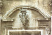 Il portale e sormontato da un arco a sesto ribassato con inserito lo stemma recante la figura intera di San Nicola di Bari (foto Tota) 