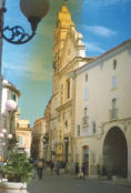 La Gran Piazza, con la monumentale facciata della chiesa dei Celestini, quando nella ex chiesa di Santa Margherita c'era lufficiochenoncera (foto Tota)
