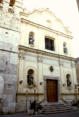 La facciata della chiesa, con la tripartizione verticale dei due ordini sovrapposti, è scandita da specchiature di varia forma (foto Tota)