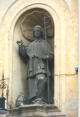 Alla sinistra del portale si trova la statua di San Pietro Celestino in paramenti sacerdotali, con la croce latina sulla lunga asta e una imponente conchiglia nella rientranza superiore della nicchia. (foto Tota)