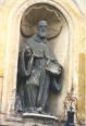 La statua di San Benedetto da Norcia, sulla destra, recante in mano il libro della Regola (foto Tota)