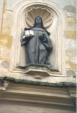 La nicchia di destra con la statua di Santa Scolastica. Tutte le statue della facciata sono opere dello scultore di San Severo Vito Antonio Petruccelli, realizzate negli anni intorno al 1718 (foto Tota)