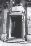 Il portale d'ingresso, preceduto da una breve scalinata, è decorato da una cornice composita vivacizzata da grandi volute, poste sui due angoli superiori (foto Biccari)