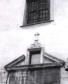  Il portale centrale, inserito nel rivestimento di lastre in pietra del primo ordine, è sormontato dall’architrave costituito da una lapide recante l’iscrizione che ricorda i lavori di ampliamento interessanti la chiesa e la sua dedicazione alla Madonna d