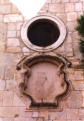L’ampia riquadratura con cornice mistilinea, posta al di sopra del portale, riprende soluzioni decorative composite del gusto barocco - barocchetto meridionale adottate a San Severo sia nell'architettura religiosa che in quella civile (foto Biccari)