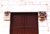 Il portale d’ingresso, con stipiti e architrave in pietra bianca, è caratterizzato da due capitelli posti alle estremità superiori degli stipiti (foto Biccari)