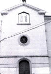 La semplice facciata presenta il portale d’ingresso ad arco a sesto ribassato (foto Biccari)