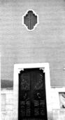 La facciata, completamente restaurata nel 1968, ad ordine unico, la cui superficie è interamente rivestita di mattoni in cotto disposti in file orizzontali (foto Biccari)