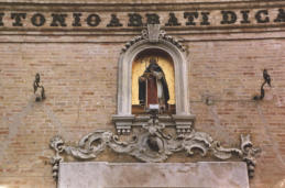 Particolare del fregio decorativo, composto da una cartella centrale di stile manieristico, con rotoli che, svolgendosi, si tramutano in volute plastiche nell'intreccio naturalistico di foglie e di viticci in uno stile poprio del XVII secolo (foto Biccari
