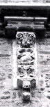 Una delle due piccole mensole verticali in pietra bianca, decorate da un minuscolo capitello ai lati della cornice ellittica, posti al di sotto del cornicione sul quale è impostato il secondo ordine (foto Biccari)
