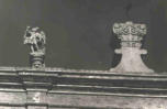 La facciata si conclude superiormente con un cornicione di coronamento a segmenti multipli aggettanti e due statue di Arcangeli, entrambi con il braccio levato (foto Biccari)