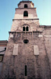 Il campanile di epoca romanica con le due meridiane rettangolari (foto Tota)