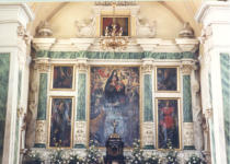 Sull’altare è presente una tela attribuita ad Ippolito Borghese (inizi XVII sec.). (foto *)