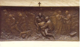 Il bassorilievo in bronzo realizzato nel 1921 dallo scultore sanseverese Severino Leone, a ricordo dei caduti della prima guerra mondiale (foto *) 