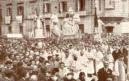 La processione della Madonna del Soccorso in Piazza Castello, negli anni trenta.(foto Azzeruoli)