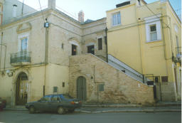 Il caratteristico “mugnale” di fronte alla chiesa di Sant’Antonio Abate, forse antica torre di guardia a protezione della Porta “Guadone” . (Foto Tota)