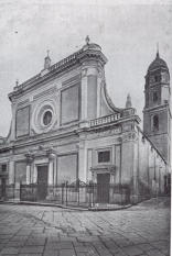 La facciata della chiesa Cattedrale con il sagrato racchiuso dalla cancellata che, realizzata nel 1872, fu tolta nel 1950. (Foto Russi)