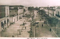 Il Corso Garibaldi in una vecchia foto che mostrerebbe come l’accesso ad alcune case avvenisse a mezzo di “scale mobili”. (Foto Lacci)